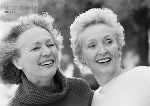 Zwei reife Frauen lächeln  Portrait  S/W.