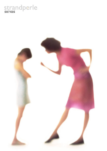 Silhouette der Mutter schimpfende Tochter  auf weißem Hintergrund  defokussiert