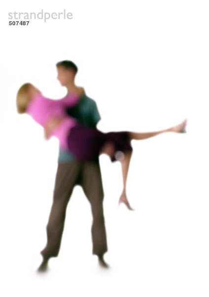 Silhouette des Mannes mit Frau in den Armen  auf weißem Hintergrund  defokussiert