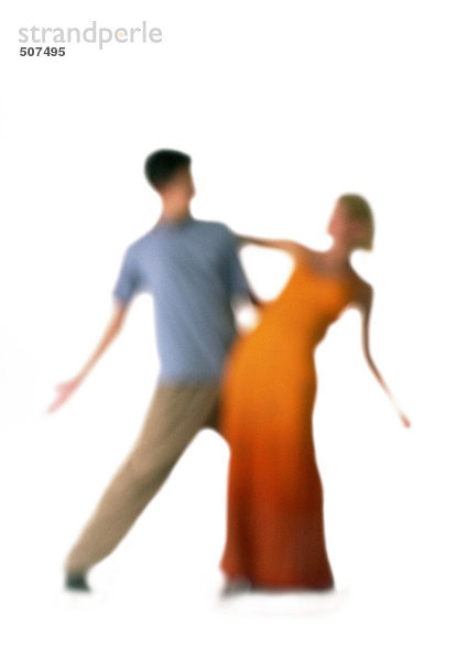 Silhouette eines tanzenden Paares  auf weißem Hintergrund  defokussiert