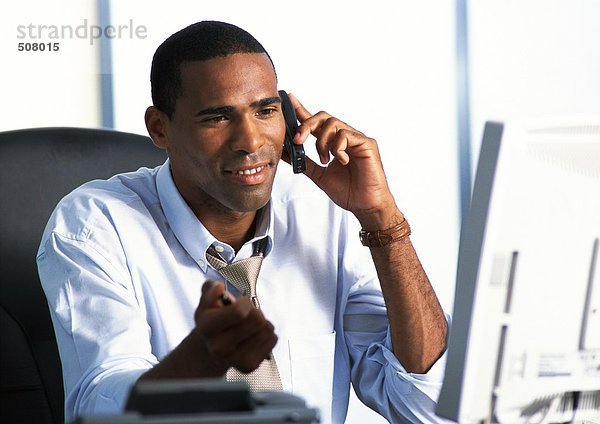 Geschäftsmann am Schreibtisch sitzend  telefonierend