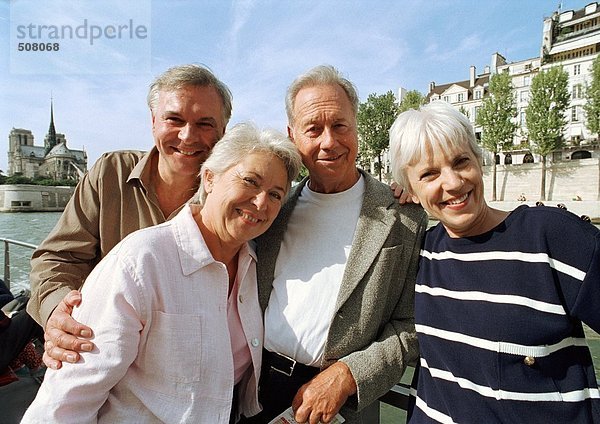 Frankreich  Paris  reife Männer und Frauen vor der Seine