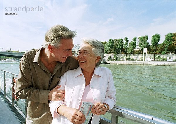 Frankreich  Paris  reifer Mann und Frau auf einem Boot auf der Seine