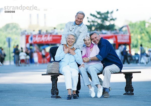 Gruppe reifer Menschen auf einer Bank  Portrait