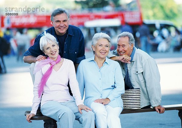 Gruppe reifer Menschen auf einer Bank  Portrait