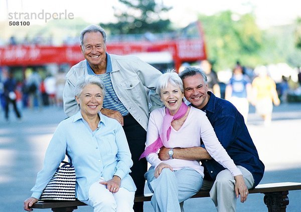 Gruppe reifer Menschen auf einer Bank  Portrait