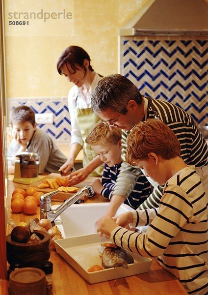 Familienkochen in der Küche