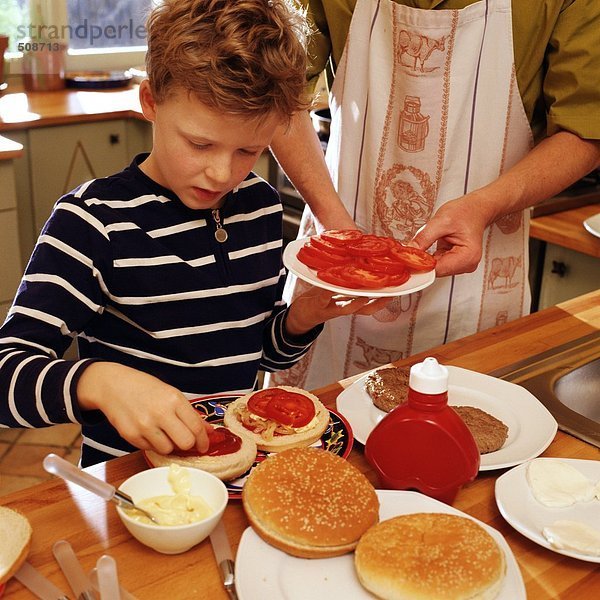 Kindergarnierung von Hamburgern  Teller mit Tomatenscheiben für Erwachsene