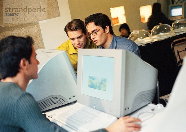 Menschen  die an Computern im Cyber-Café arbeiten