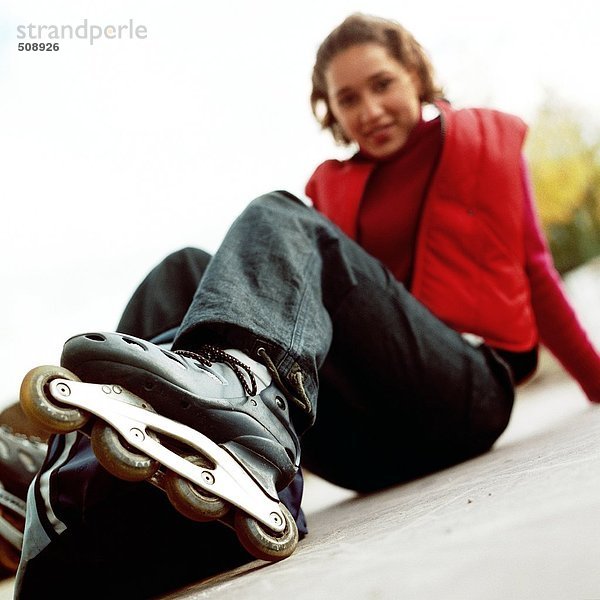 Junge Frau mit Inline-Skates  Portrait