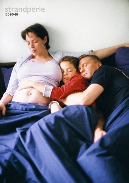 Schwangere Frau  Mann und Kind zusammen im Bett