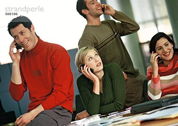 Geschäftsleute  die Mobiltelefone benutzen