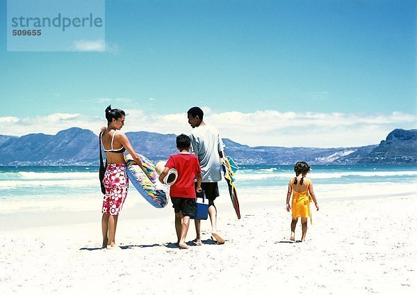 Familie am Strand stehend