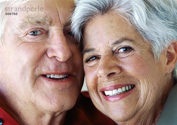 Seniorenpaar Wange an Wange  lächelnd  Portrait