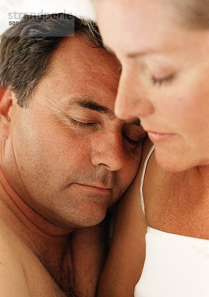 Paar schlafend  Männerkopf auf der Schulter der Frau ruhend  Nahaufnahme