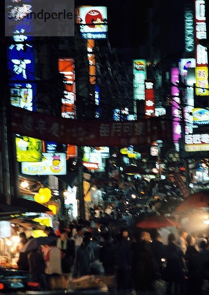 Überfüllte Straße bei Nacht  hoher Blickwinkel