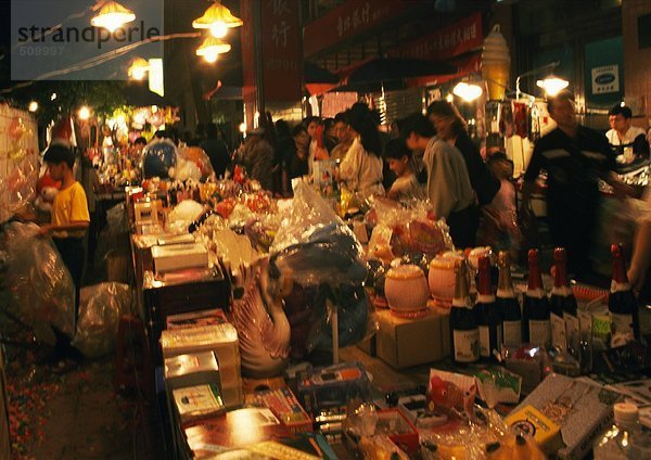 Straßenmarkt bei Nacht