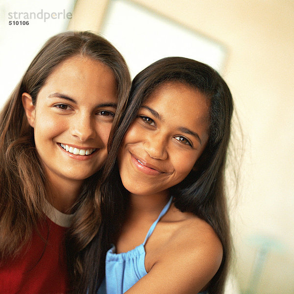 Zwei Mädchen lächeln  Nahaufnahme  Portrait