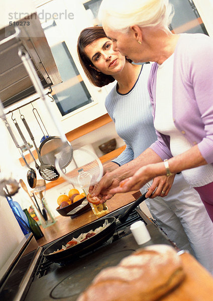 Zwei Frauen beim Kochen