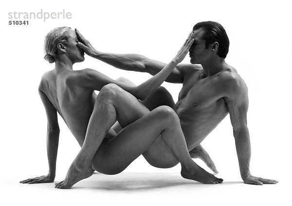 Nackter Mann und Frau balancieren auf Hand und verwirrten Beinen  Hände auf dem Gesicht des anderen  s&w