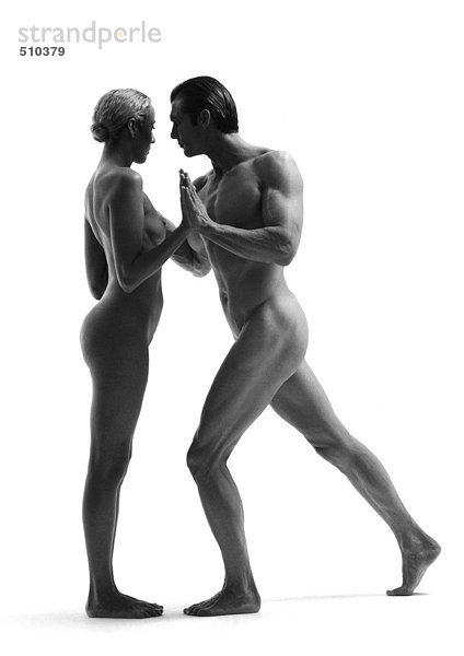 Nackter Mann und Frau tanzen  Seitenansicht  s/w