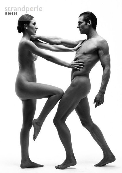 Nackter Mann und Frau halten sich auf Armlänge  Frauenknie hoch  Seitenansicht  s/w