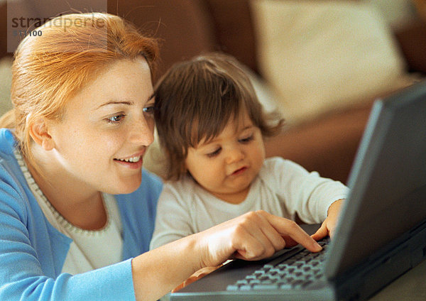 Mutter und Baby mit Laptop  Portrait