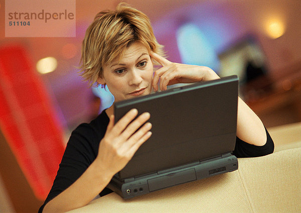 Junge Frau mit Laptop  Portrait