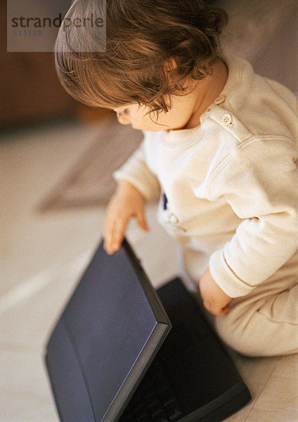 Baby mit Laptop  Portrait.