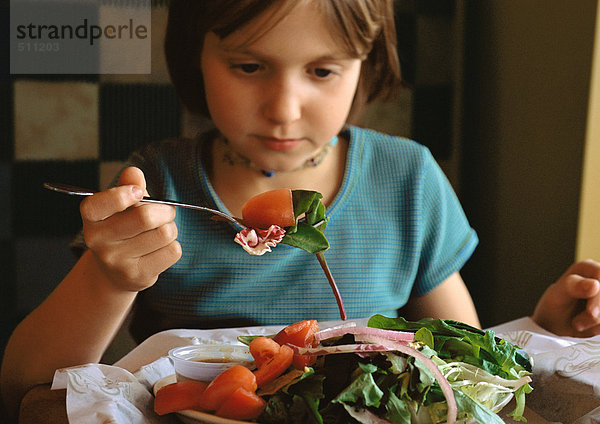 Junges Mädchen isst Salat  Porträt.