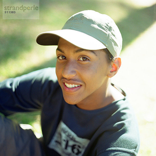Porträt eines Teenagers mit Hut und Lächeln