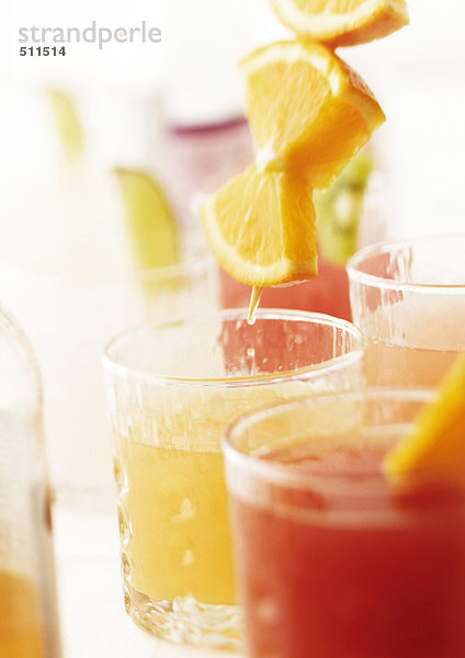 Cocktails mit Orangenscheiben  Nahaufnahme