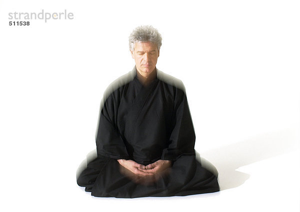 Mann sitzend im indischen Stil  meditierend