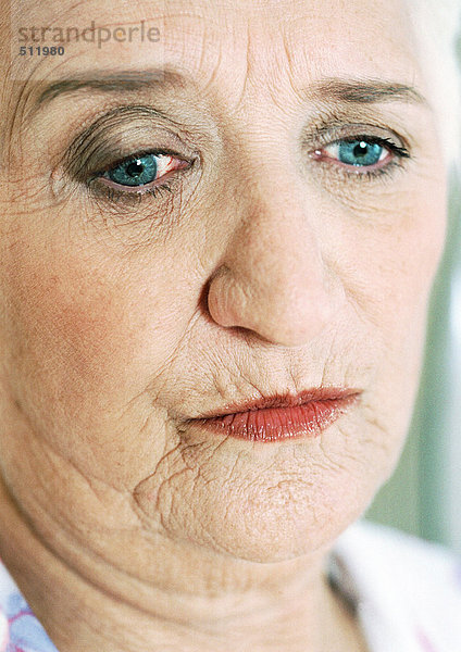 Ältere Frau mit Blick nach unten  Portrait  Nahaufnahme