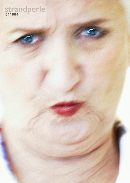 Ältere Frau mit Lippen und Stirnrunzeln  Porträt  Nahaufnahme  verwischt