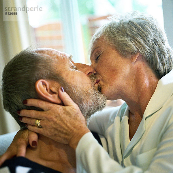 Seniorenpaar beim Küssen  Nahaufnahme