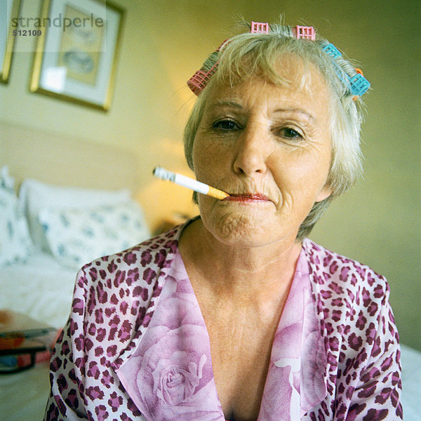 Seniorin beim Zigarettenrauchen  Porträt