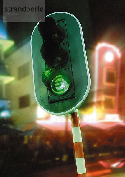 Euroschild an grüner Ampel.