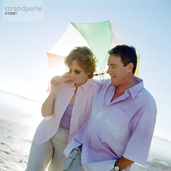 Erwachsenes Paar mit Regenschirm  Portrait