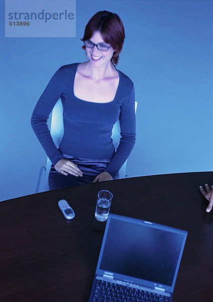 Geschäftsfrau am Schreibtisch  lächelnd  hoher Blickwinkel