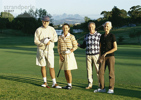 Vier reife Golfer auf Grün  Portrait