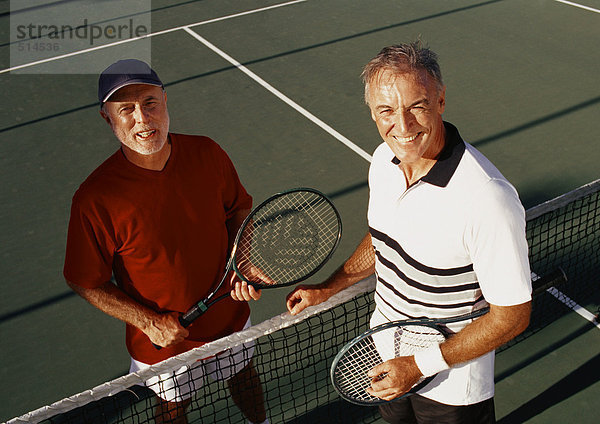 Zwei reife Männer auf dem Tennisplatz  Portrait
