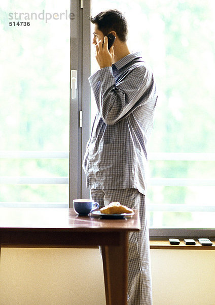 Mann im Pyjama mit Handy