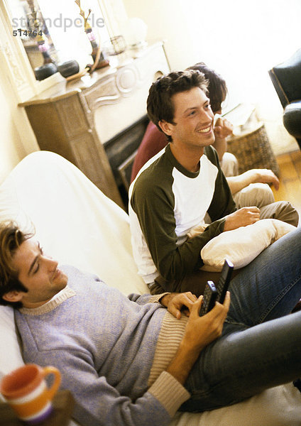 Männer auf dem Sofa sitzend  lächelnd