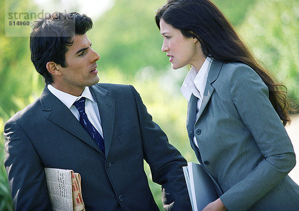Geschäftsmann und Frau reden im Freien