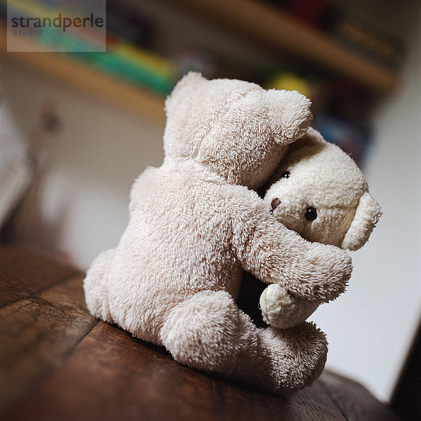 Teddybären umarmen sich auf dem Tisch