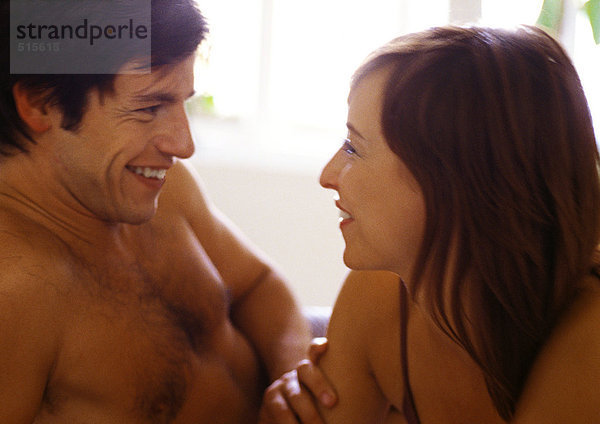 Mann und Frau lächeln sich an  Nahaufnahme