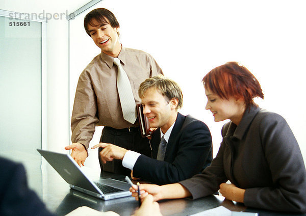 Geschäftsleute  die gemeinsam am Laptop arbeiten