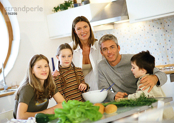 Familie in der Küche  Portrait