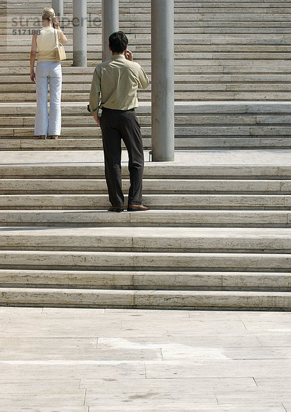 Mann und Frau auf der Treppe stehend  Rückansicht